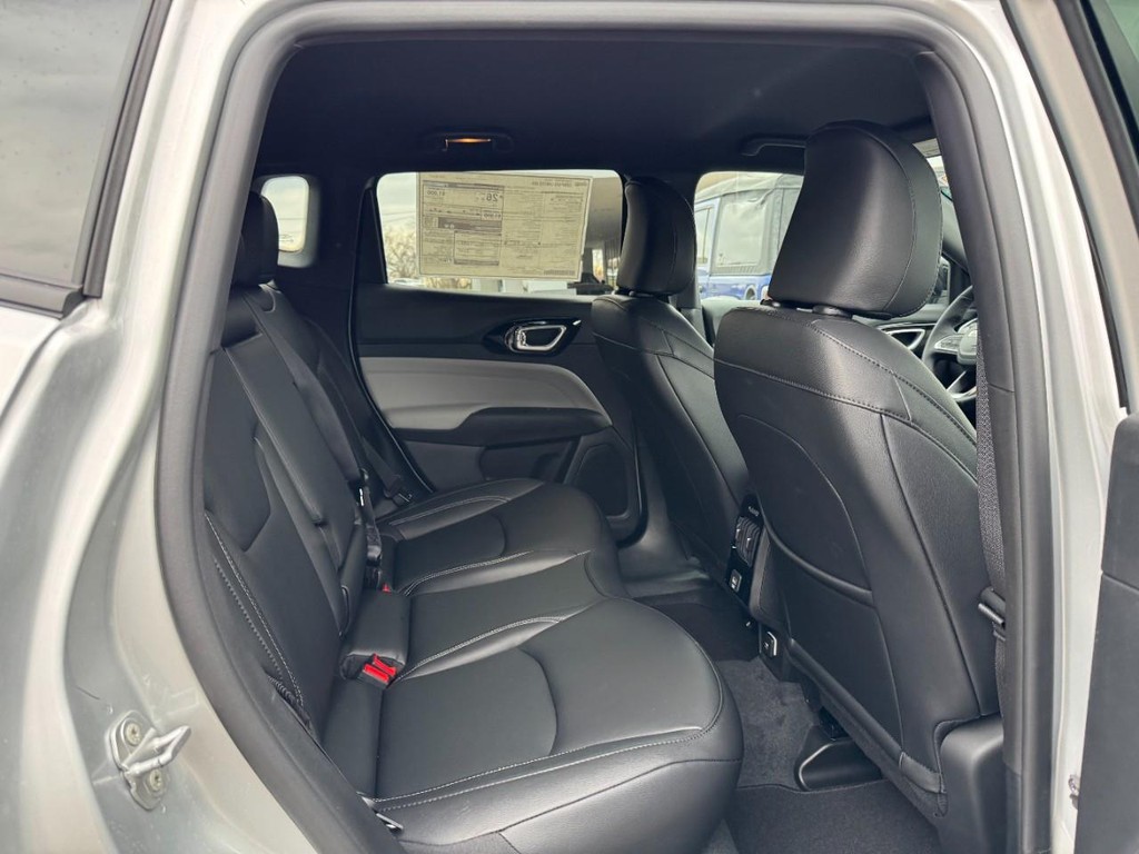 Jeep Compass Vehicle Full-screen Gallery Image 05