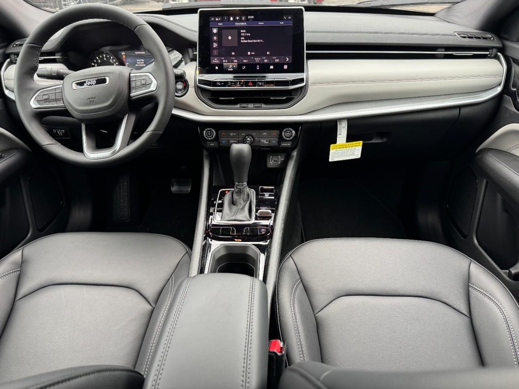 Jeep Compass Vehicle Full-screen Gallery Image 06