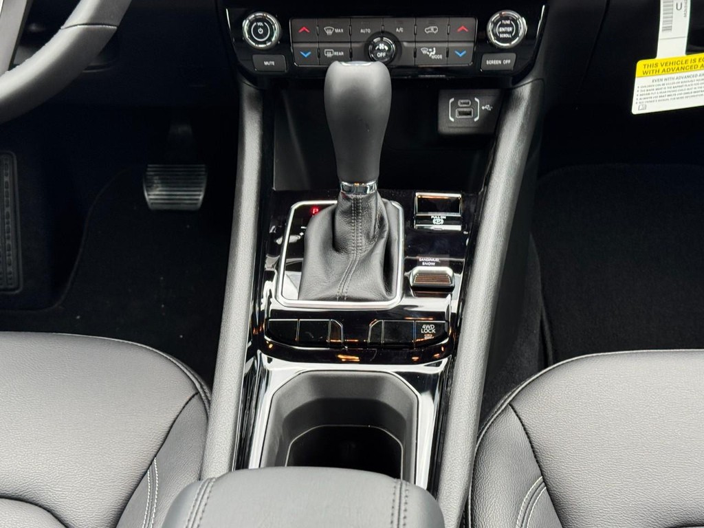 Jeep Compass Vehicle Full-screen Gallery Image 09