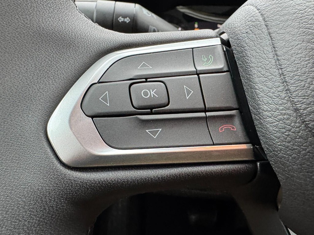 Jeep Compass Vehicle Full-screen Gallery Image 10