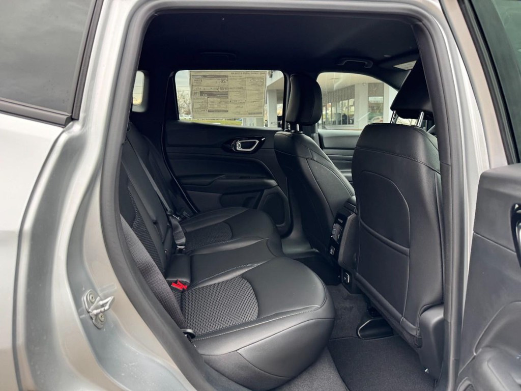 Jeep Compass Vehicle Full-screen Gallery Image 05