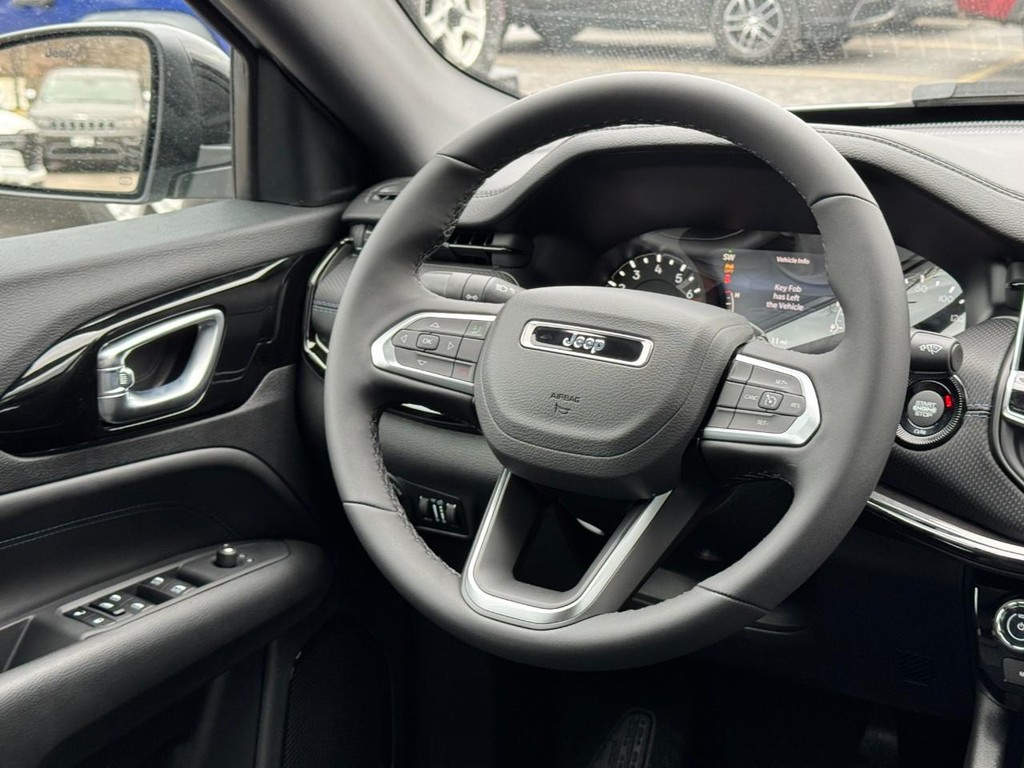 Jeep Compass Vehicle Full-screen Gallery Image 07