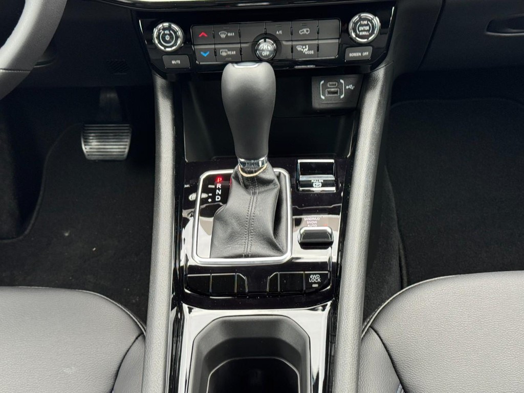 Jeep Compass Vehicle Full-screen Gallery Image 09