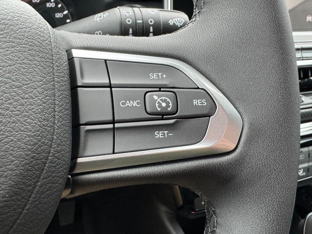 Jeep Compass Vehicle Full-screen Gallery Image 11