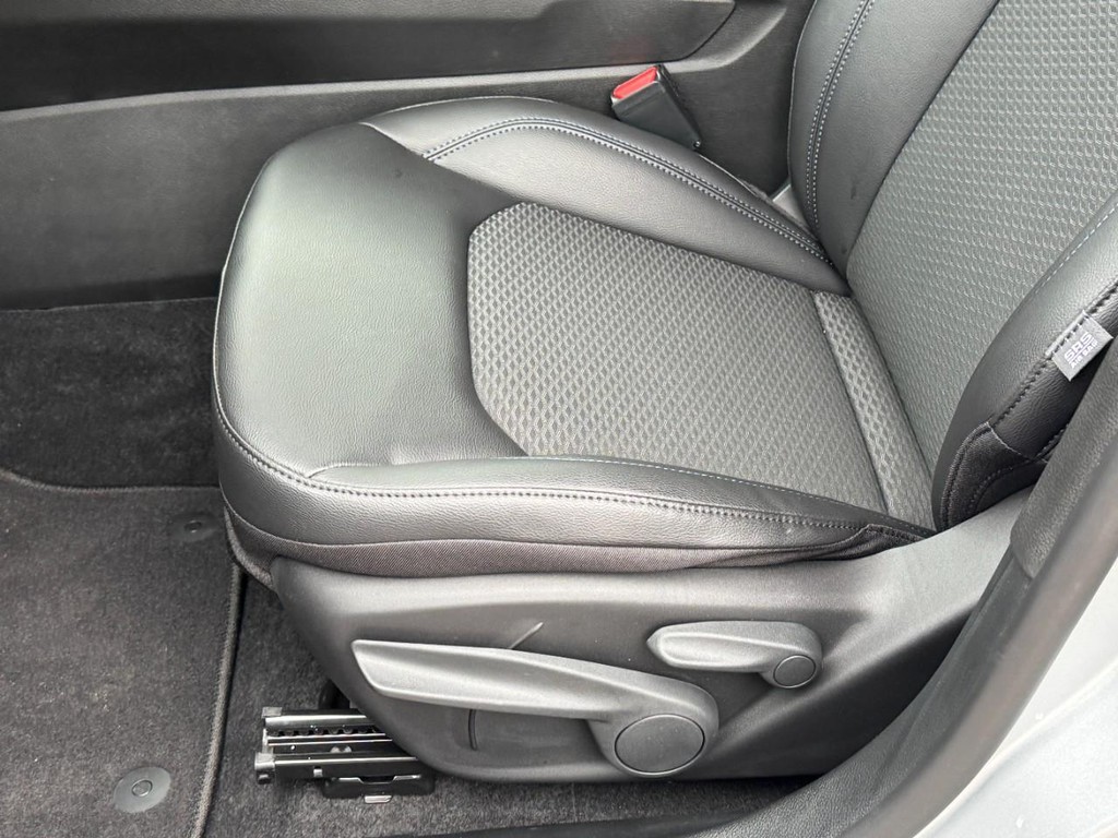 Jeep Compass Vehicle Full-screen Gallery Image 15