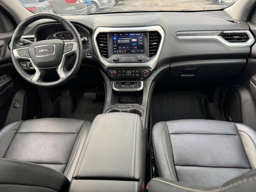 GMC Acadia Vehicle Full-screen Gallery Image 11