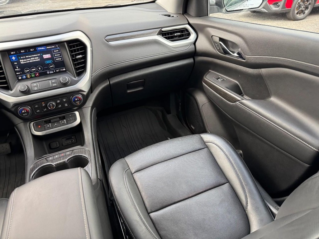 GMC Acadia Vehicle Full-screen Gallery Image 15