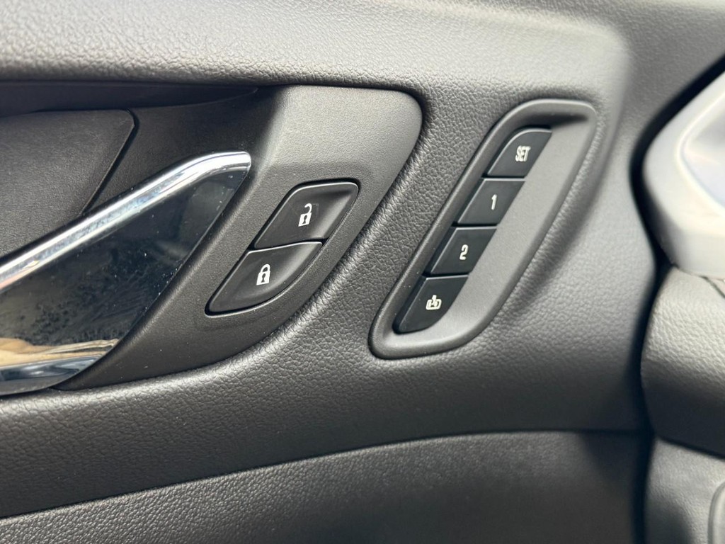 GMC Acadia Vehicle Full-screen Gallery Image 16