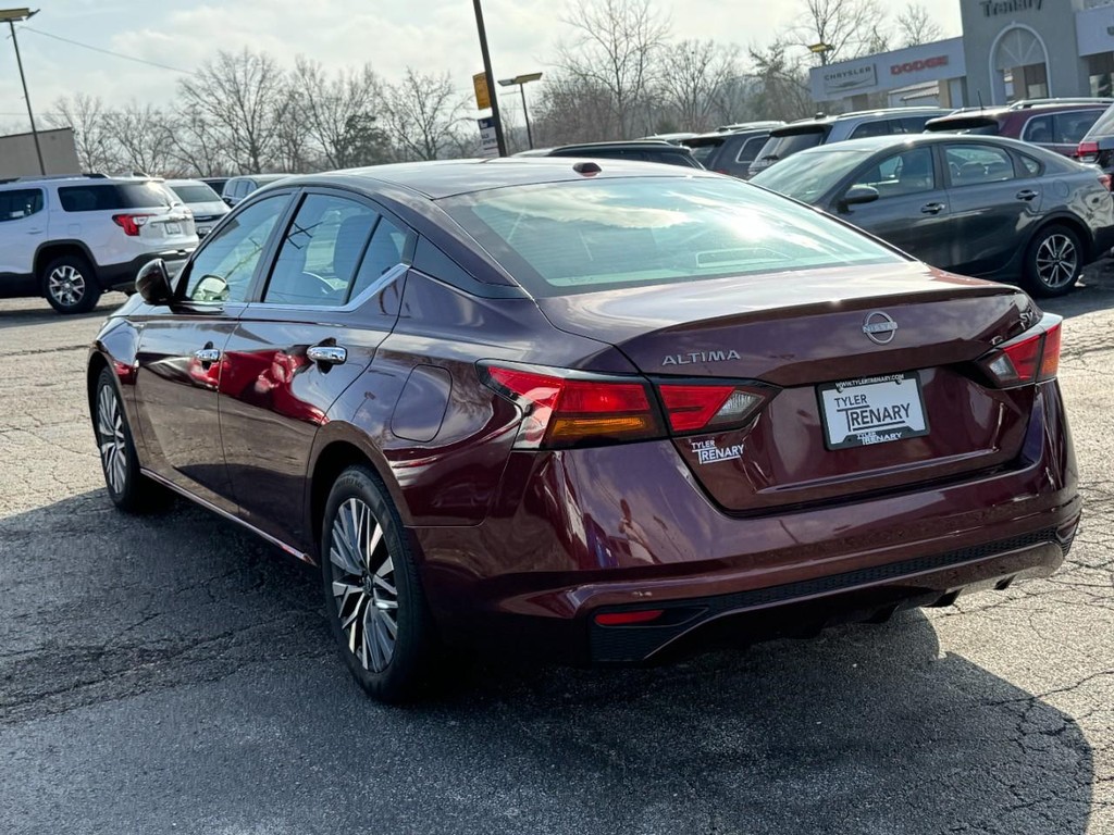 Nissan Altima Vehicle Full-screen Gallery Image 04