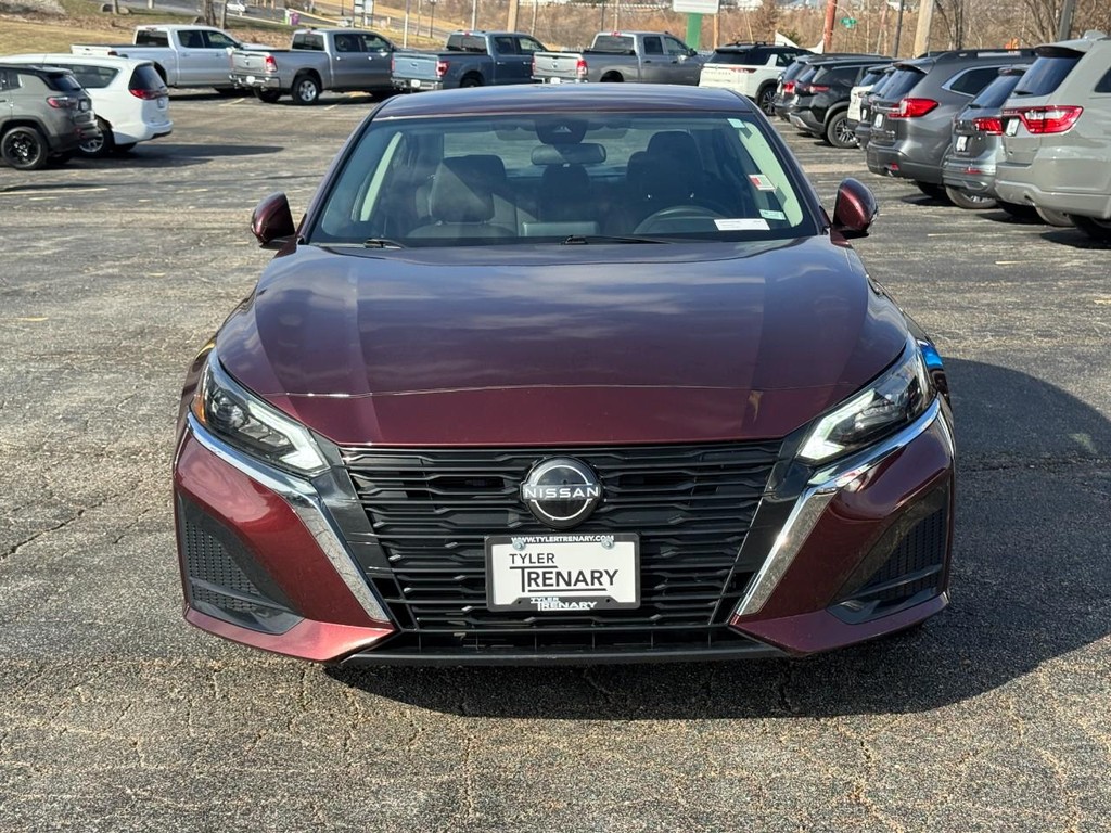 Nissan Altima Vehicle Full-screen Gallery Image 07