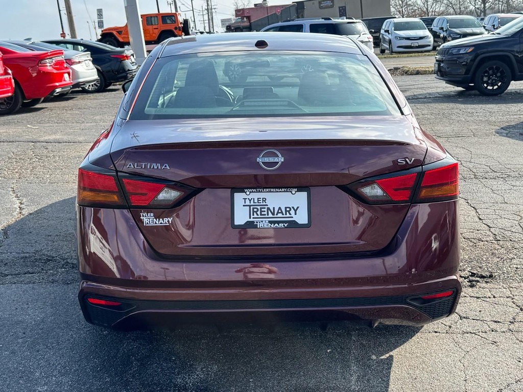 Nissan Altima Vehicle Full-screen Gallery Image 08