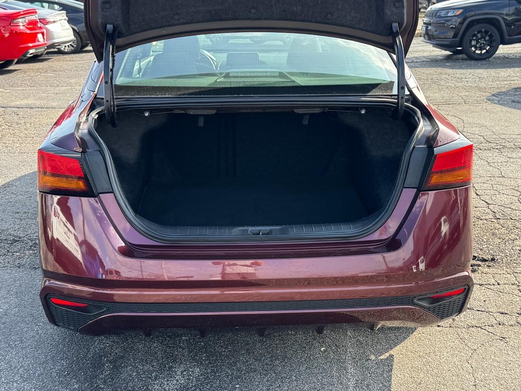 Nissan Altima Vehicle Full-screen Gallery Image 09