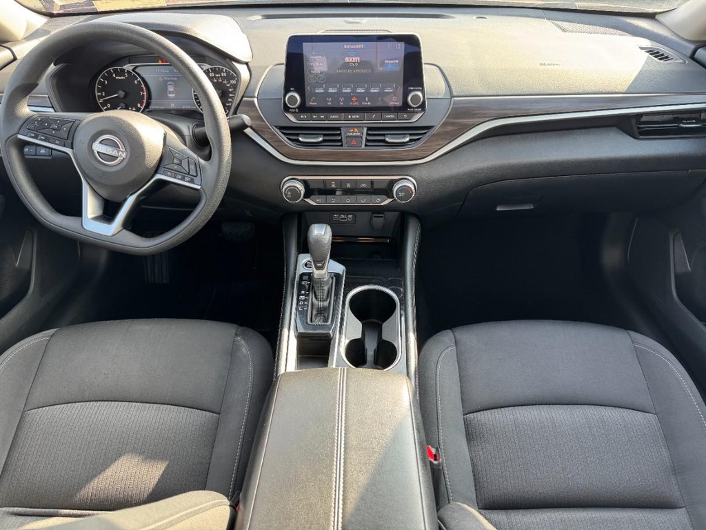 Nissan Altima Vehicle Full-screen Gallery Image 11