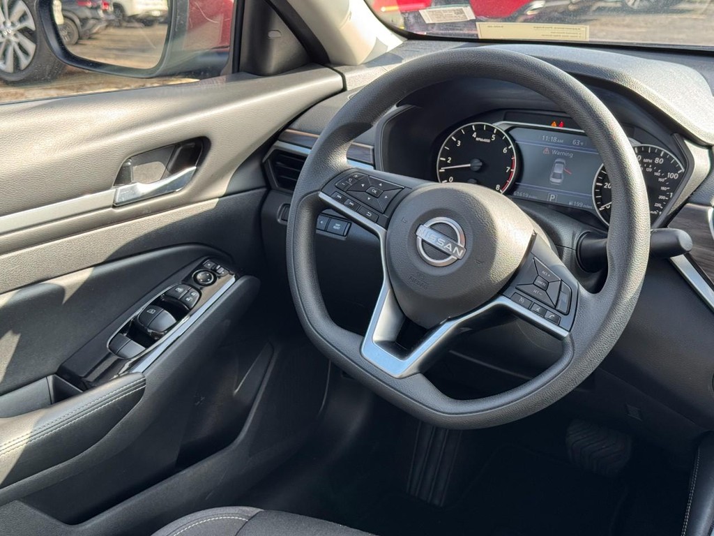 Nissan Altima Vehicle Full-screen Gallery Image 12