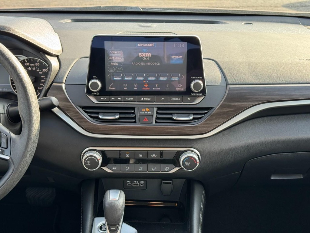 Nissan Altima Vehicle Full-screen Gallery Image 13