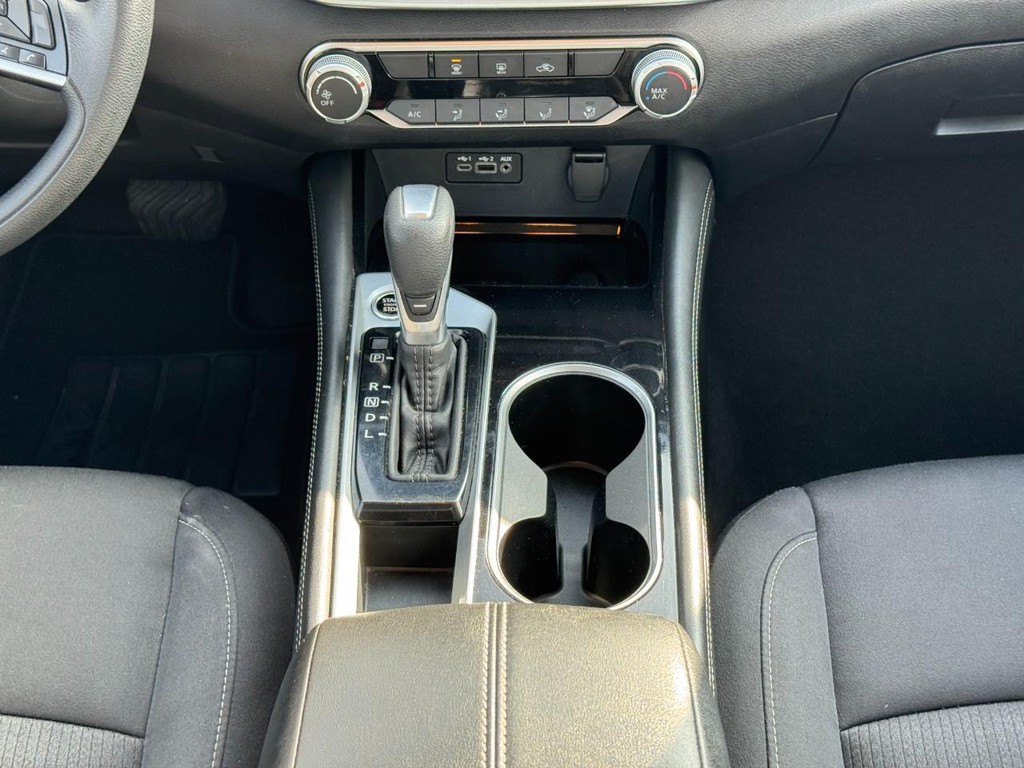 Nissan Altima Vehicle Full-screen Gallery Image 14