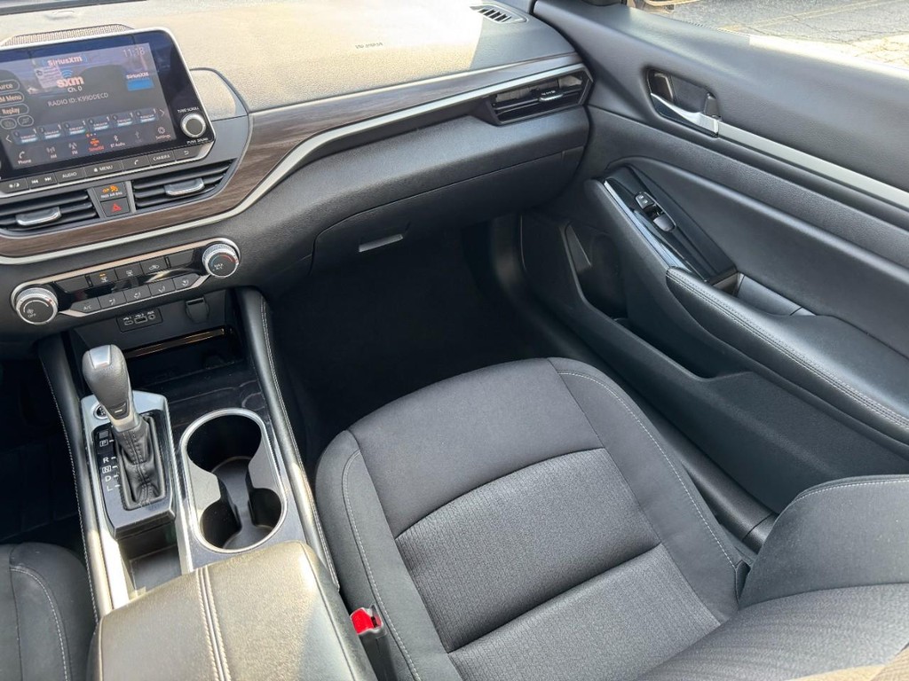 Nissan Altima Vehicle Full-screen Gallery Image 15