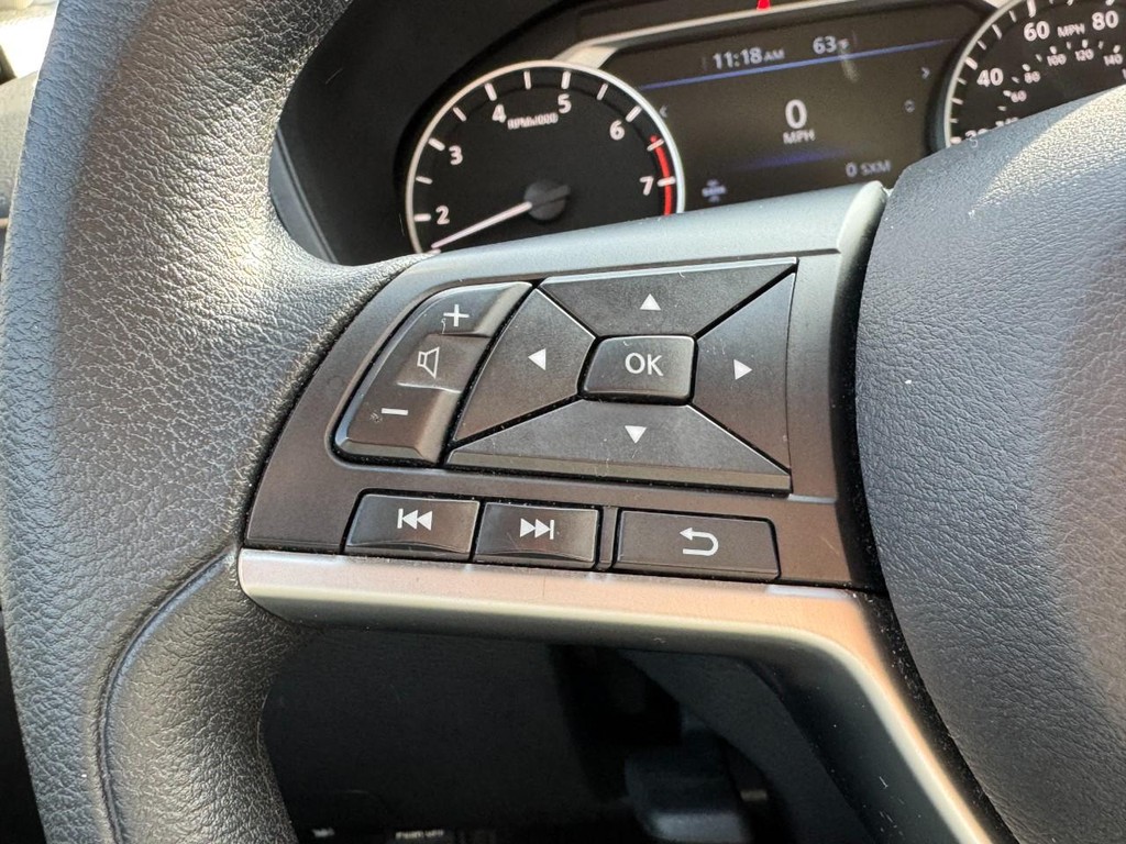 Nissan Altima Vehicle Full-screen Gallery Image 16