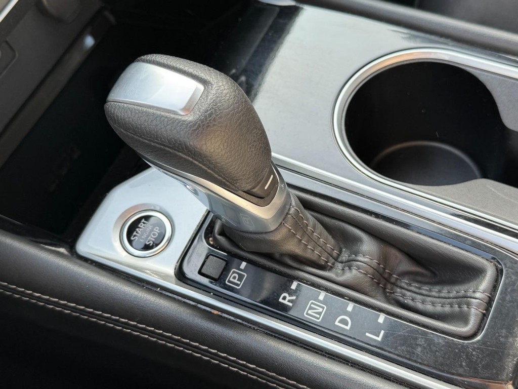 Nissan Altima Vehicle Full-screen Gallery Image 19