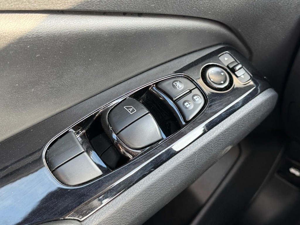 Nissan Altima Vehicle Full-screen Gallery Image 20