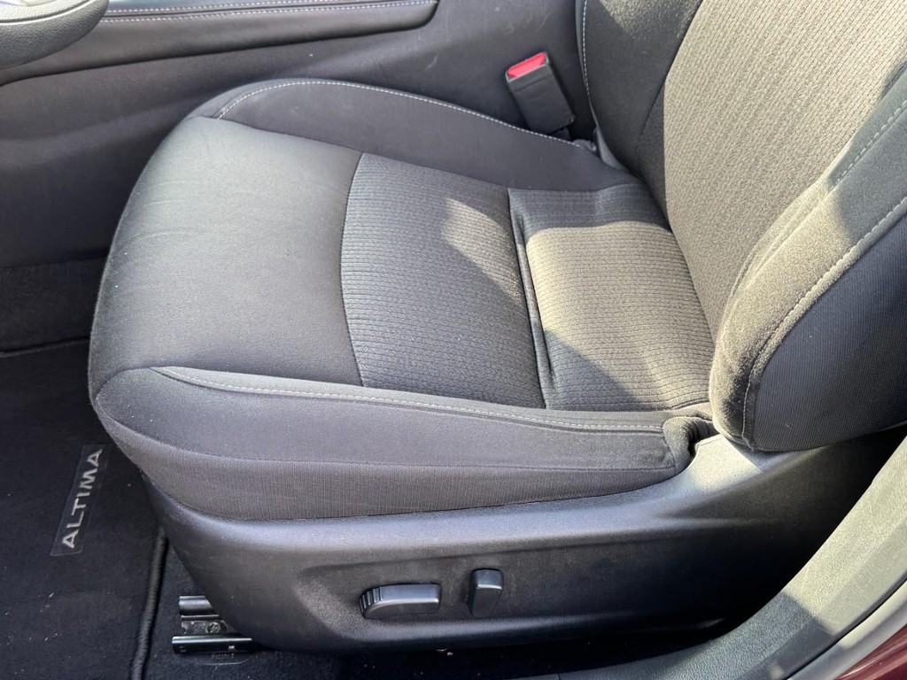 Nissan Altima Vehicle Full-screen Gallery Image 21