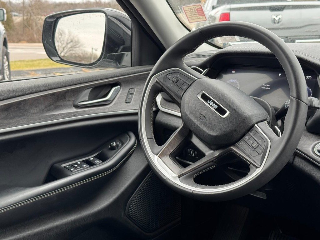 Jeep Grand Cherokee Vehicle Full-screen Gallery Image 12