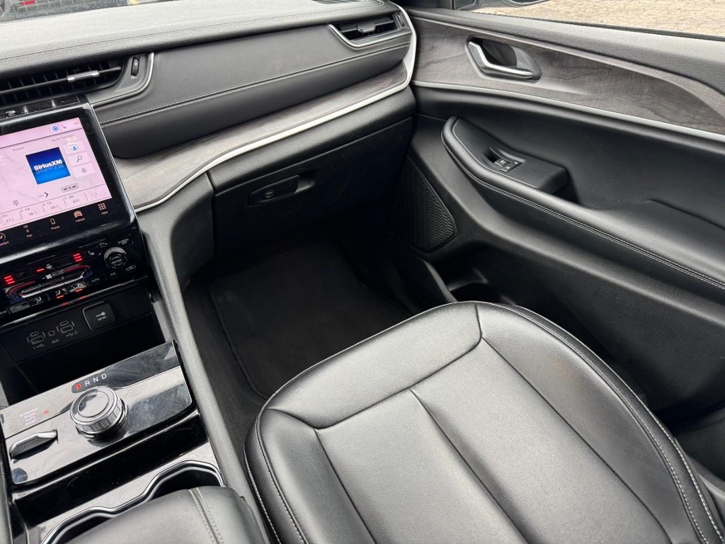 Jeep Grand Cherokee Vehicle Full-screen Gallery Image 15