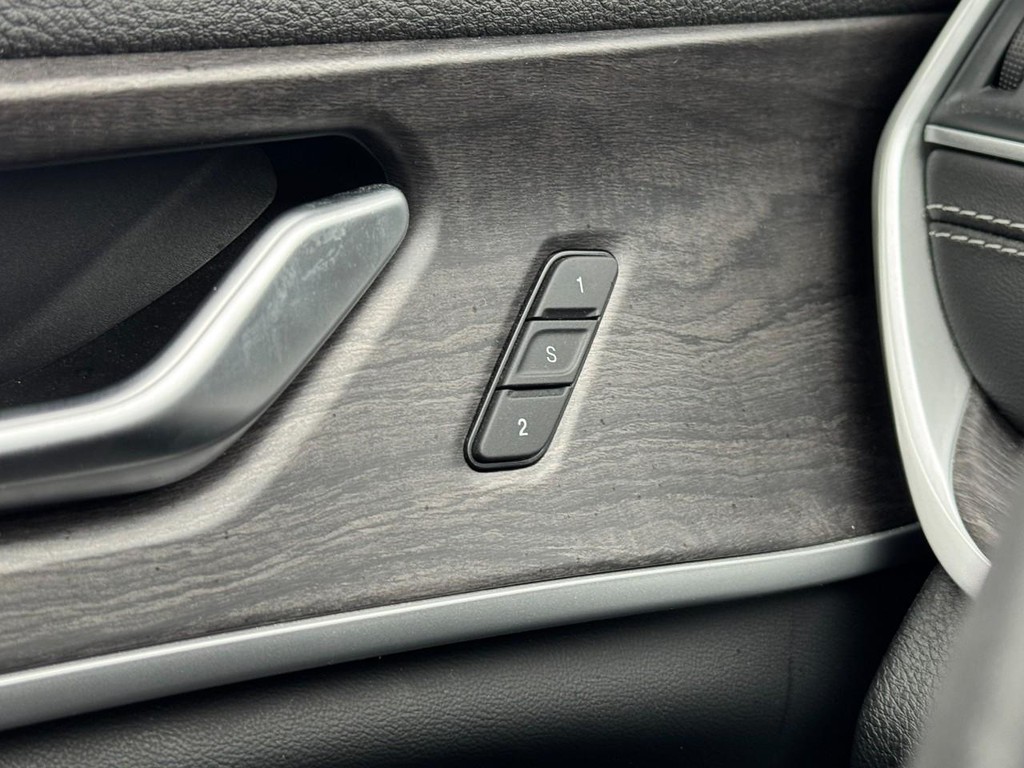 Jeep Grand Cherokee Vehicle Full-screen Gallery Image 16