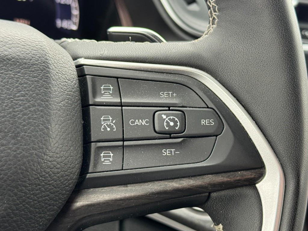 Jeep Grand Cherokee Vehicle Full-screen Gallery Image 18