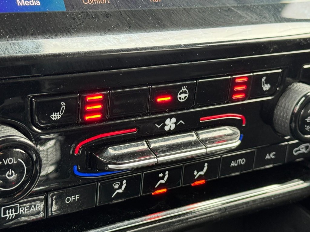 Jeep Grand Cherokee Vehicle Full-screen Gallery Image 21