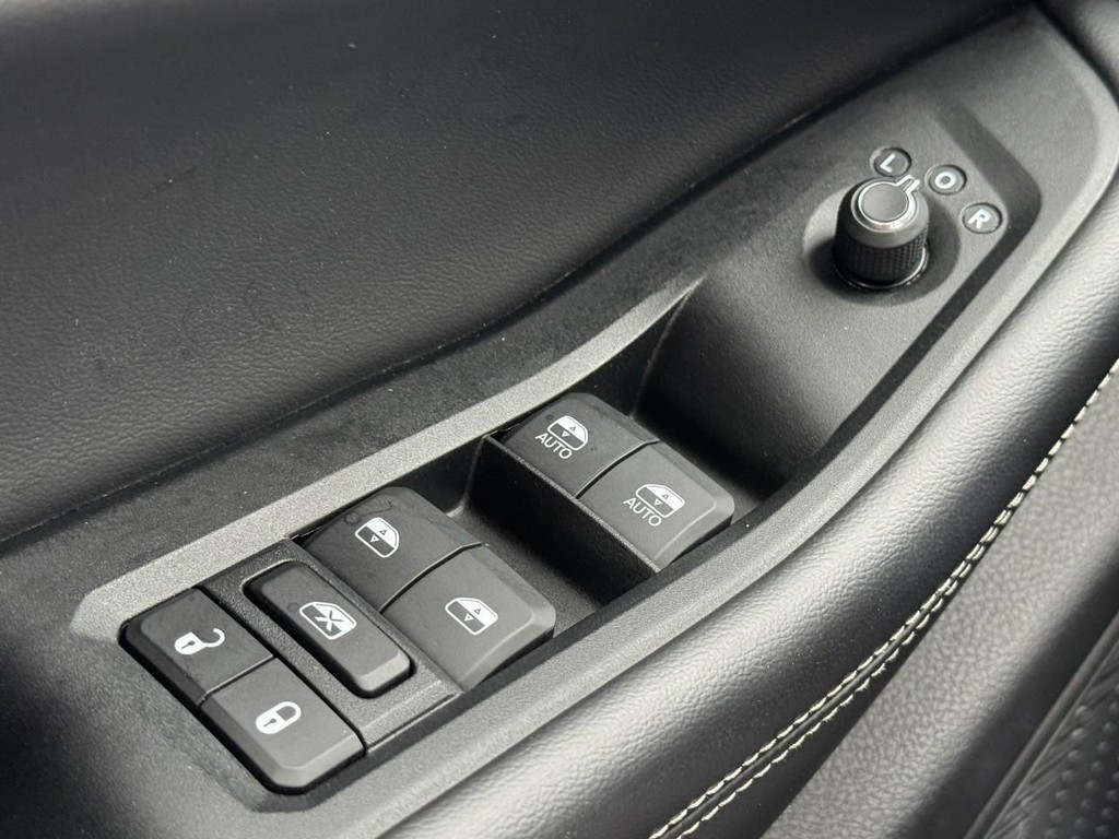 Jeep Grand Cherokee Vehicle Full-screen Gallery Image 24