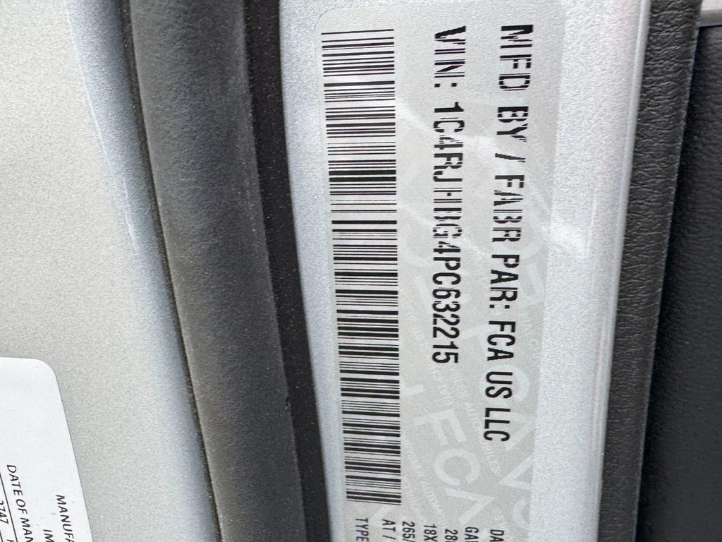 Jeep Grand Cherokee Vehicle Full-screen Gallery Image 26