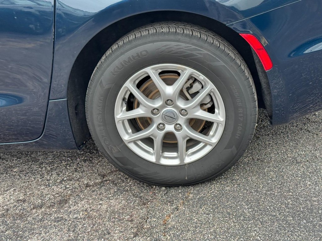 Chrysler Pacifica Vehicle Full-screen Gallery Image 05