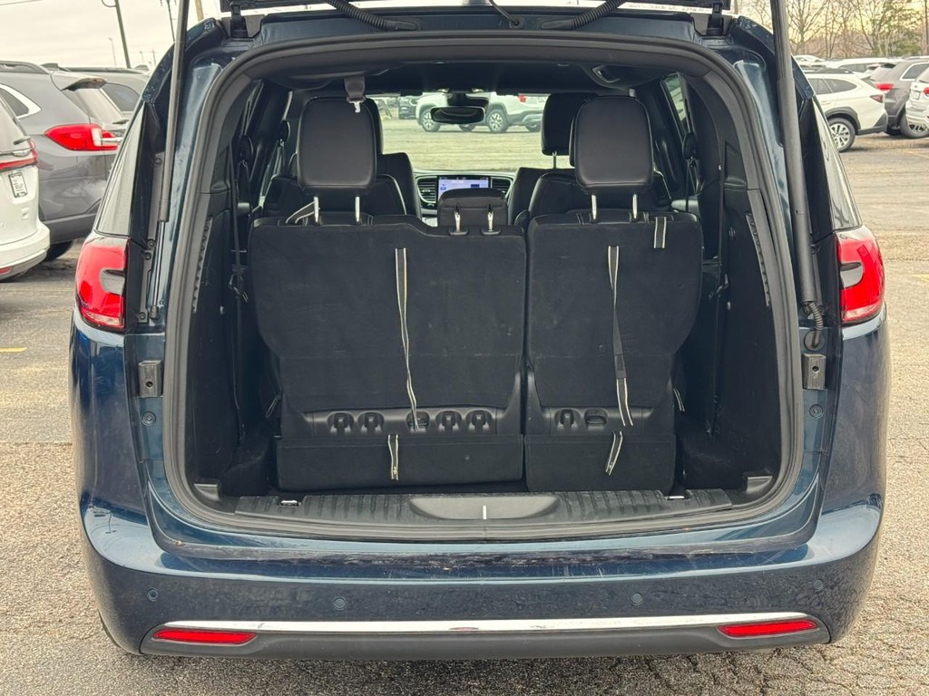 Chrysler Pacifica Vehicle Full-screen Gallery Image 09