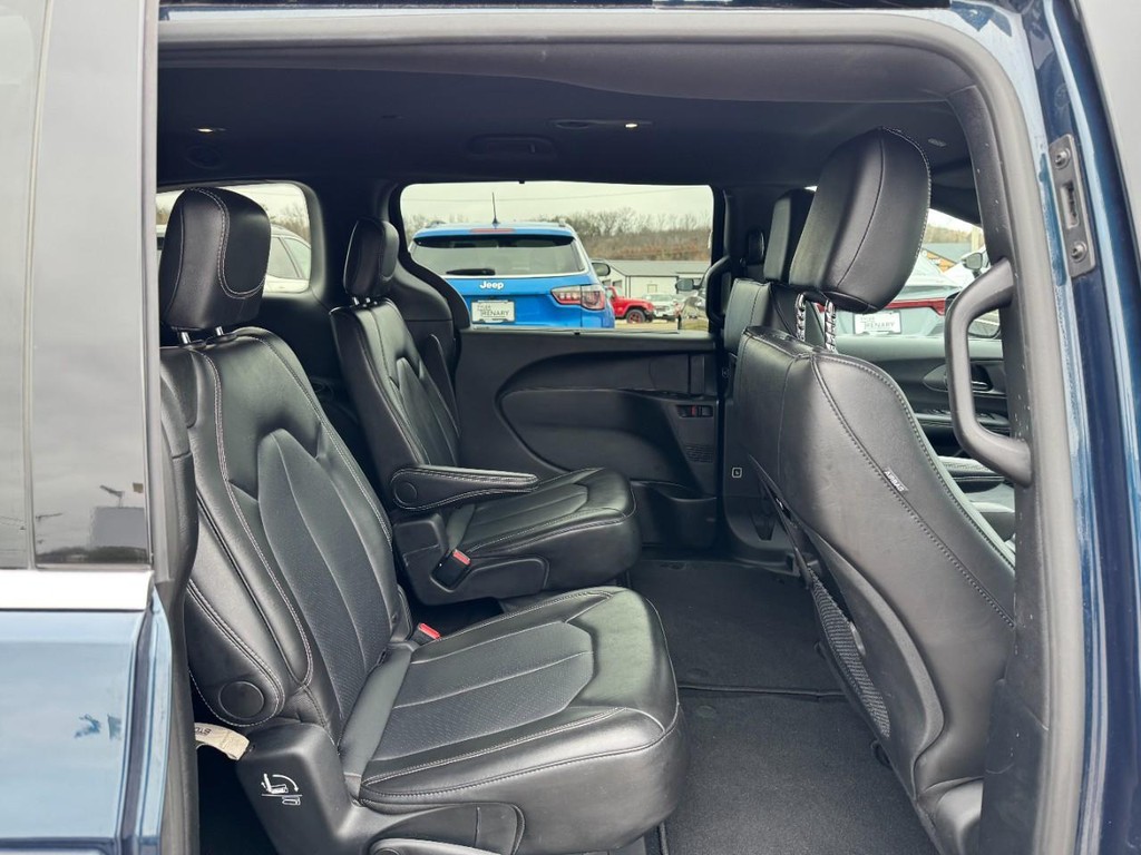 Chrysler Pacifica Vehicle Full-screen Gallery Image 10