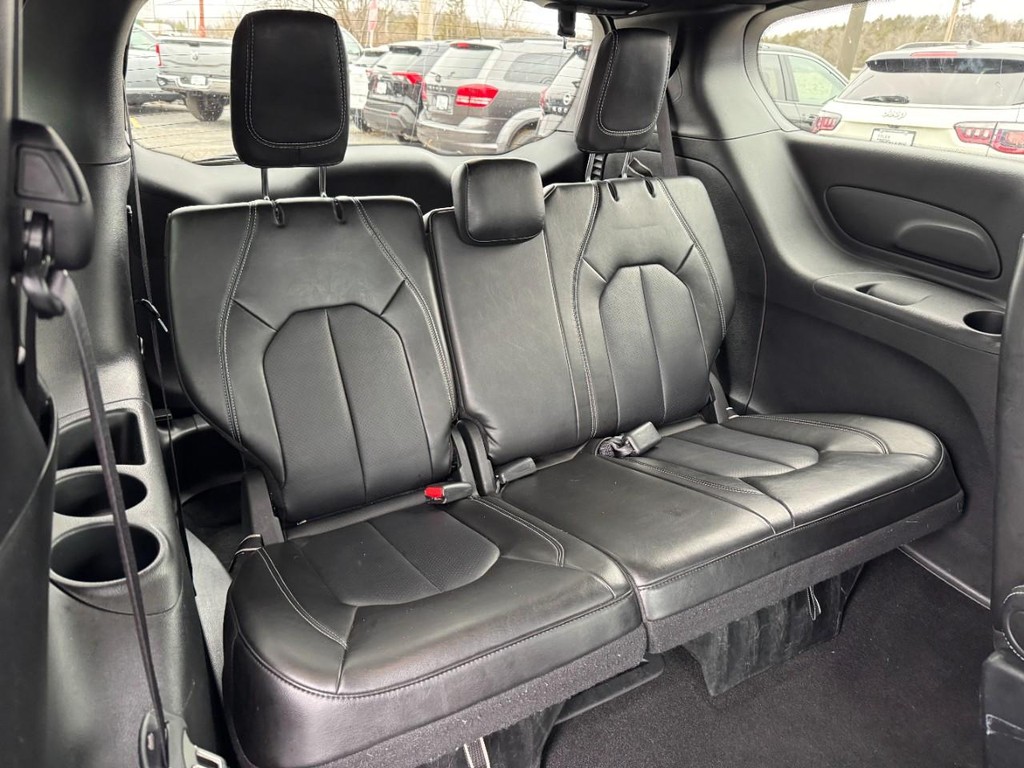 Chrysler Pacifica Vehicle Full-screen Gallery Image 11