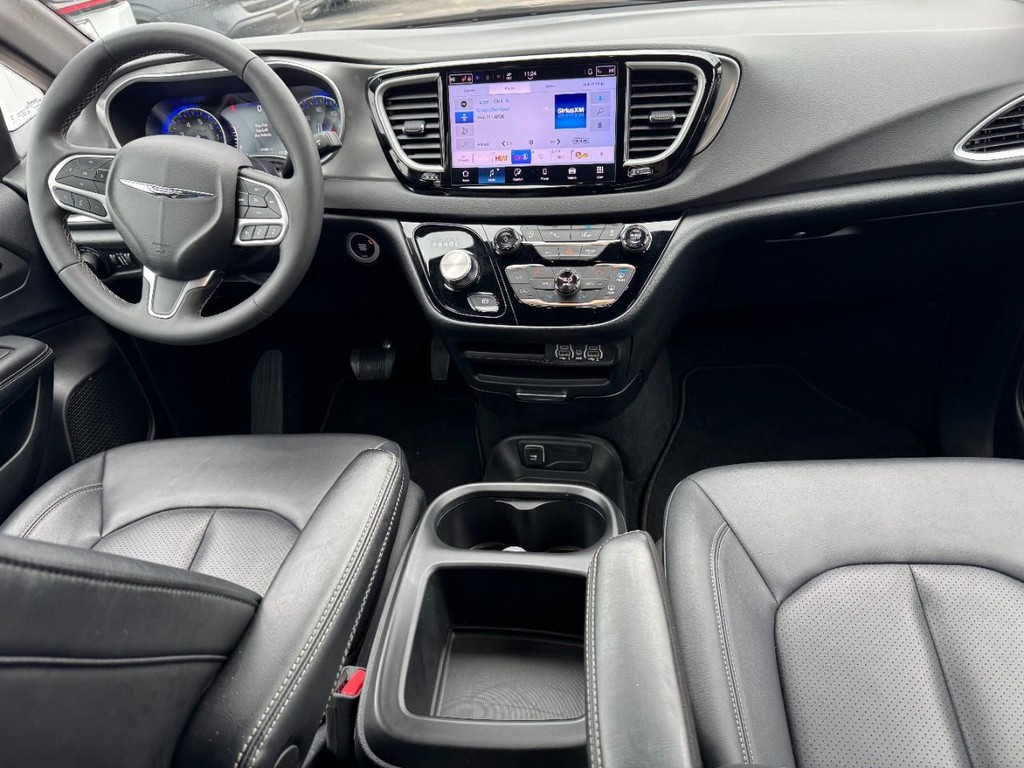 Chrysler Pacifica Vehicle Full-screen Gallery Image 12