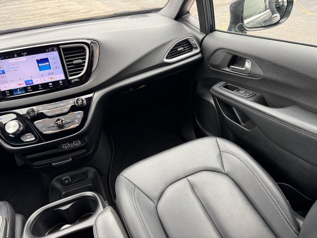 Chrysler Pacifica Vehicle Full-screen Gallery Image 16