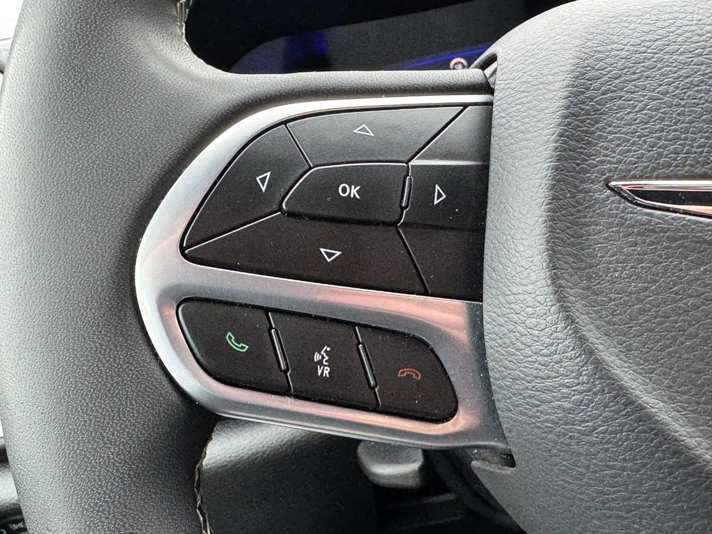 Chrysler Pacifica Vehicle Full-screen Gallery Image 18