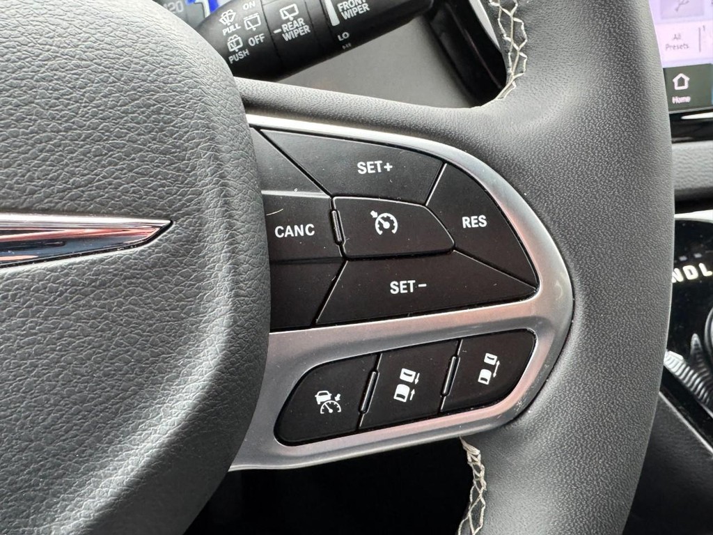 Chrysler Pacifica Vehicle Full-screen Gallery Image 19