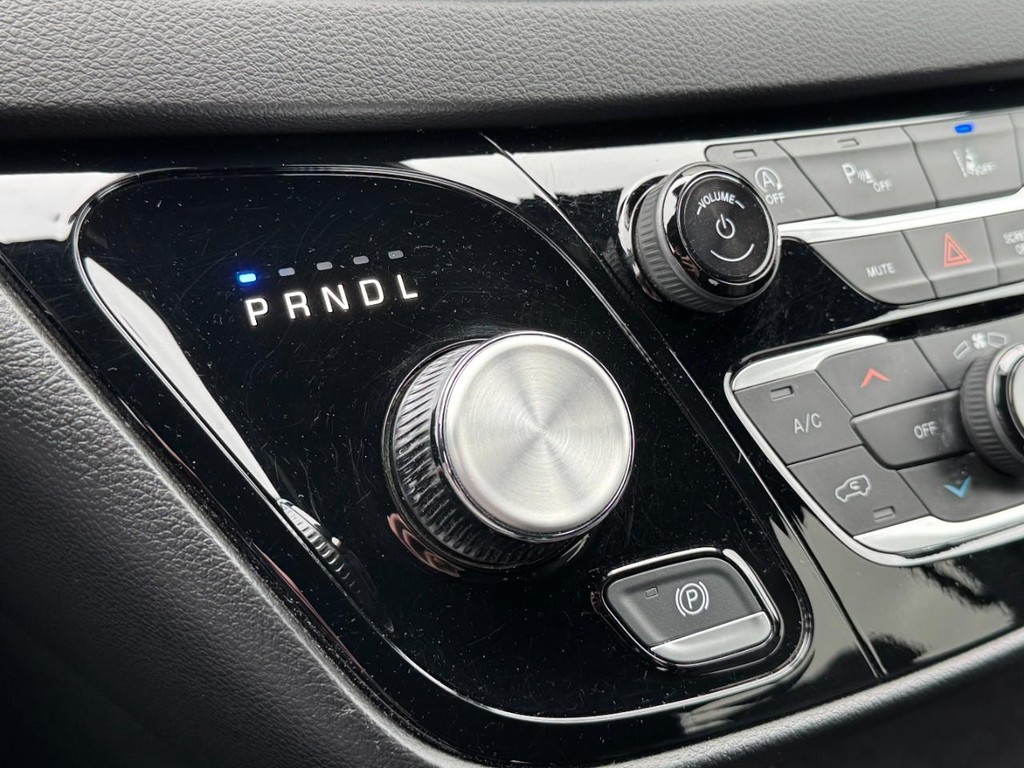 Chrysler Pacifica Vehicle Full-screen Gallery Image 21