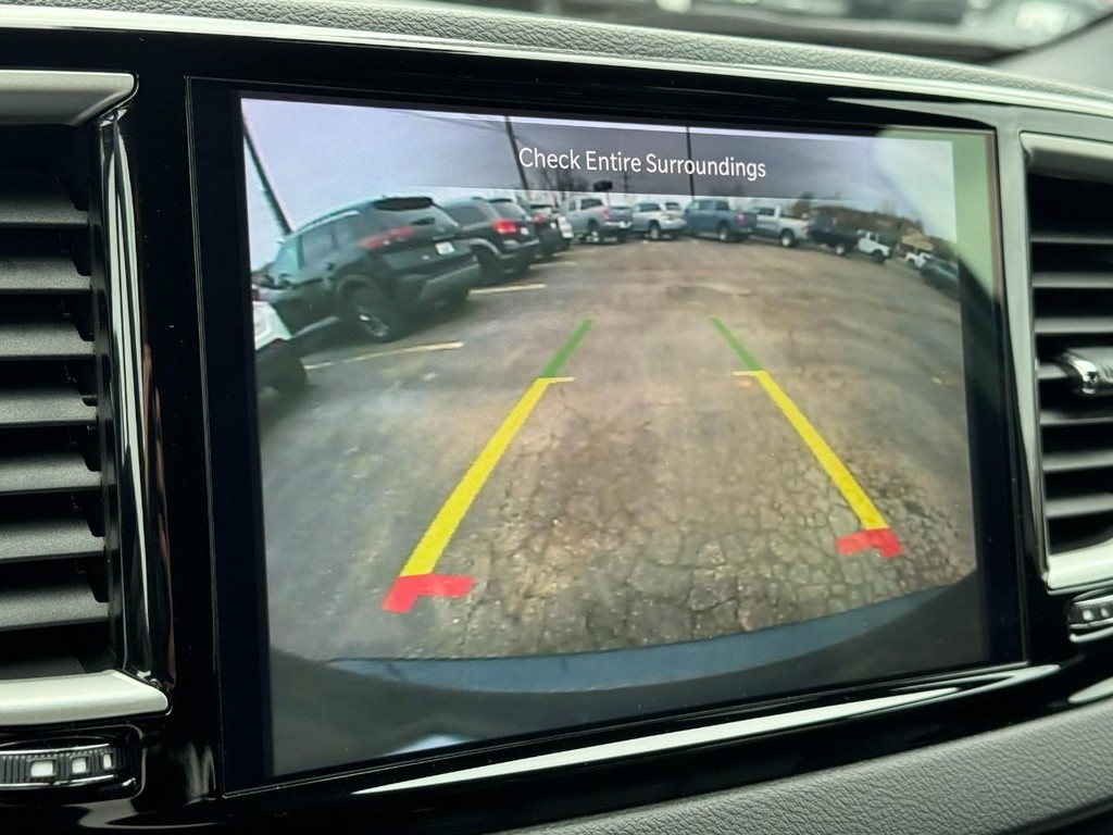 Chrysler Pacifica Vehicle Full-screen Gallery Image 23