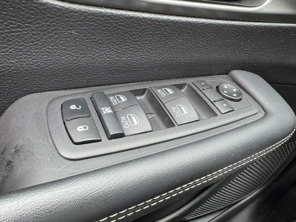 Chrysler Pacifica Vehicle Full-screen Gallery Image 24