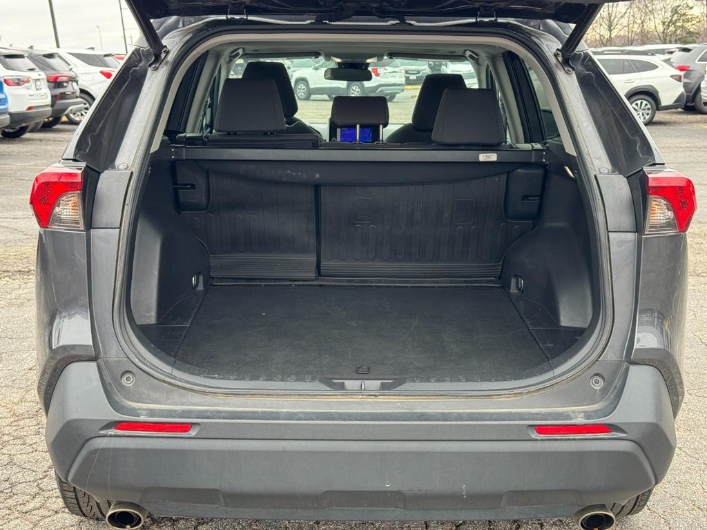 Toyota RAV4 Vehicle Full-screen Gallery Image 09