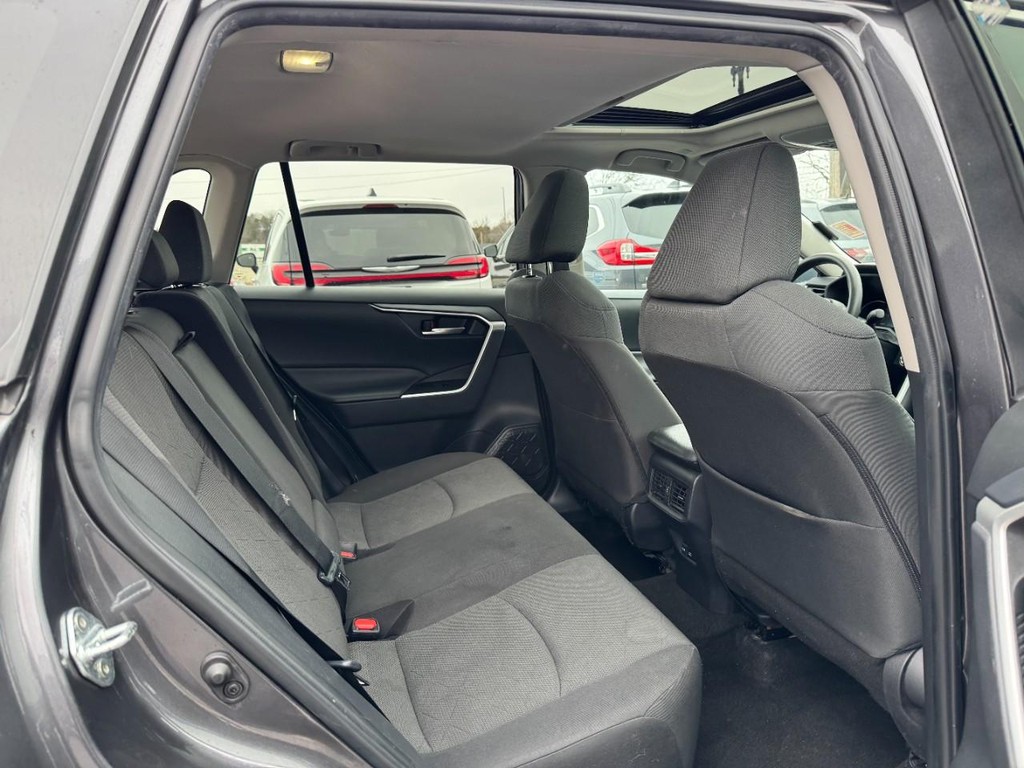 Toyota RAV4 Vehicle Full-screen Gallery Image 10