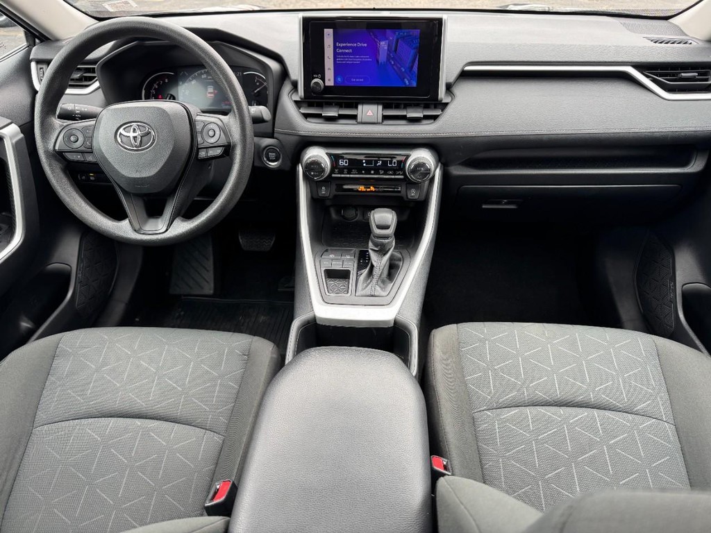 Toyota RAV4 Vehicle Full-screen Gallery Image 11