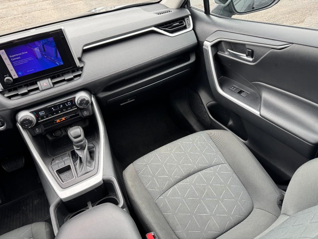 Toyota RAV4 Vehicle Full-screen Gallery Image 15