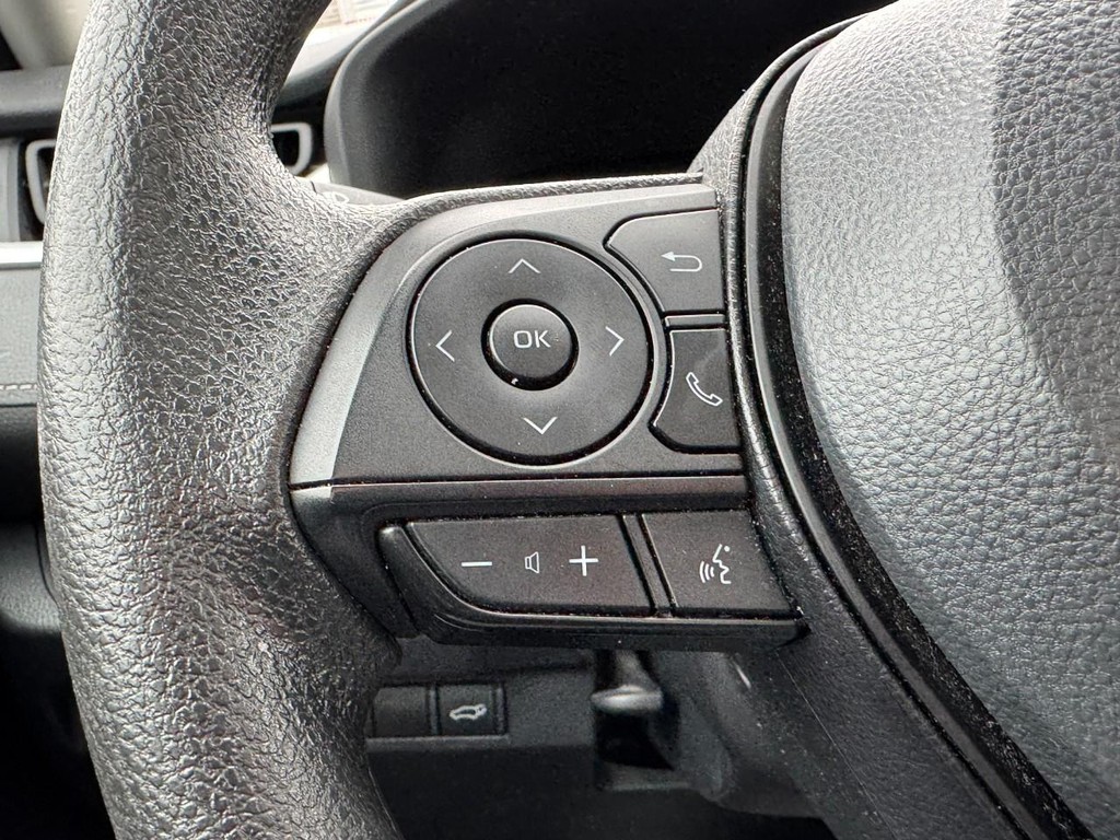 Toyota RAV4 Vehicle Full-screen Gallery Image 16