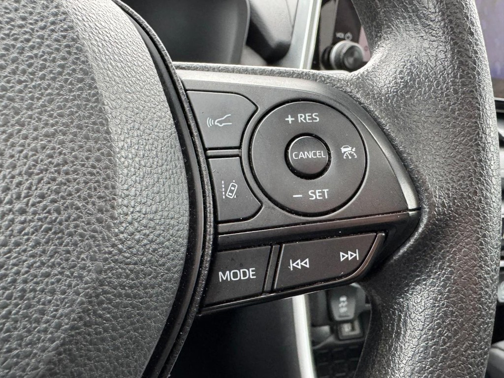 Toyota RAV4 Vehicle Full-screen Gallery Image 17