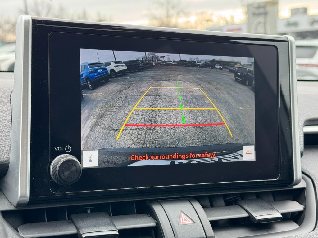 Toyota RAV4 Vehicle Full-screen Gallery Image 20